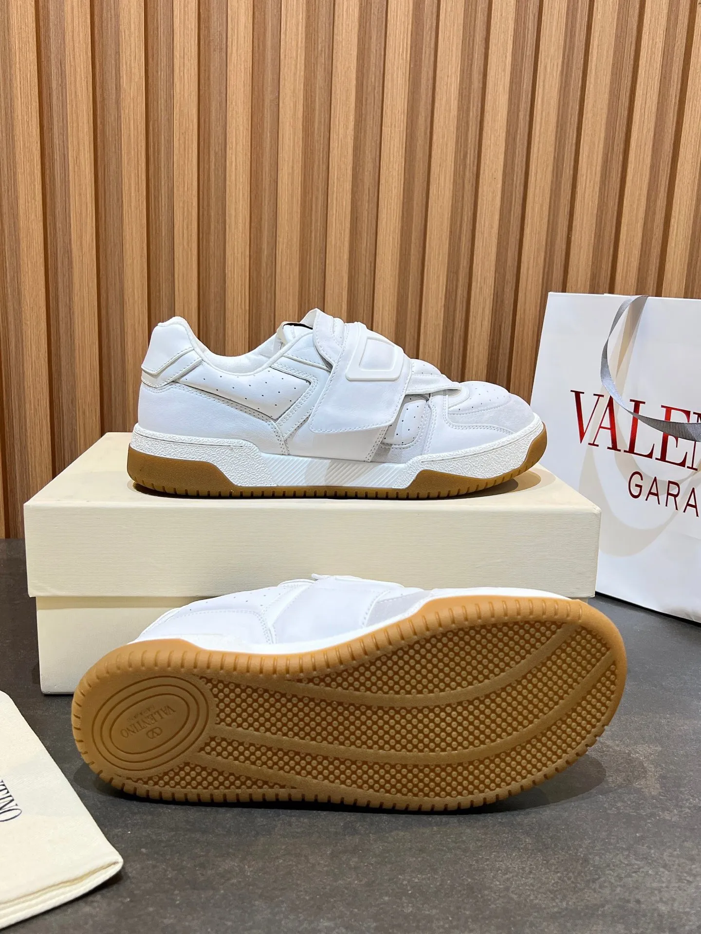 Men's men's shoes 💰760 VLTN Valentin 𝑶𝒏𝒆𝑺𝒕𝒖𝒅 Couple's sneaker series Valentino 2025 new couple's sneakers are on sale. The original ZP purchased and disassembled. Repeated pattern making and modification. The strength must be restored one to one! Top luxury masterpiece Velcro design Soft and comfortable imported calfskin 🧧brings excellent and elegant texture and excellent on-foot comfort Top purchasing version upper: imported calfskin surface/original oil edge craftsmanship Inner: water-dyed cowhide lining Outsole: original development 𝐓𝐏𝐔 two-color combination outsole Packaging: original configuration complete package Code number: 35-46 (45 46 customized)